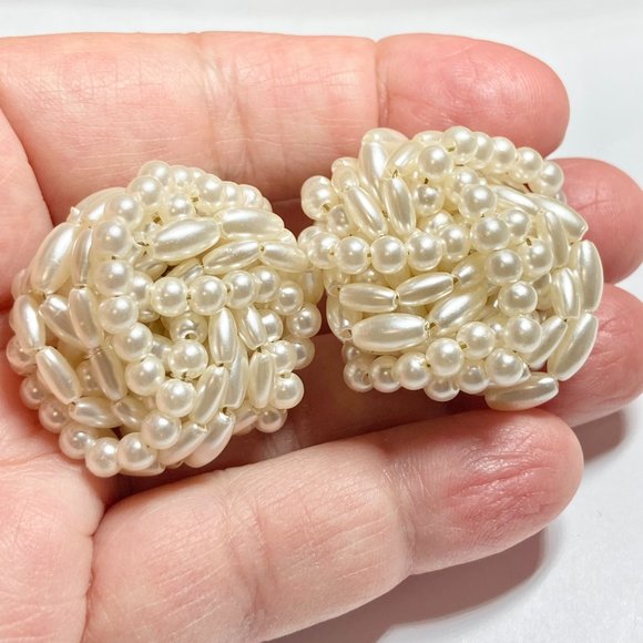 Vintage Faux White Pearl Clip On Earrings Beaded Cluster Gold Tone 70s Taiwan - Picture 2 of 11